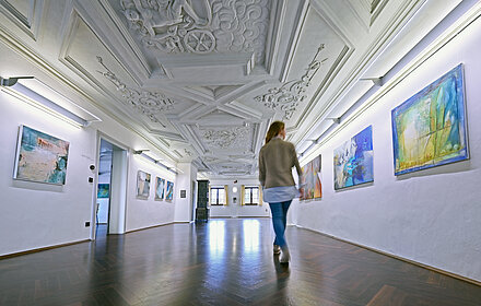 Kunstausstellung im oberen Foyer der Residenz mit Blick auf die Stuckdecken