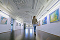 Kunstausstellung im oberen Foyer der Residenz mit Blick auf die Stuckdecken