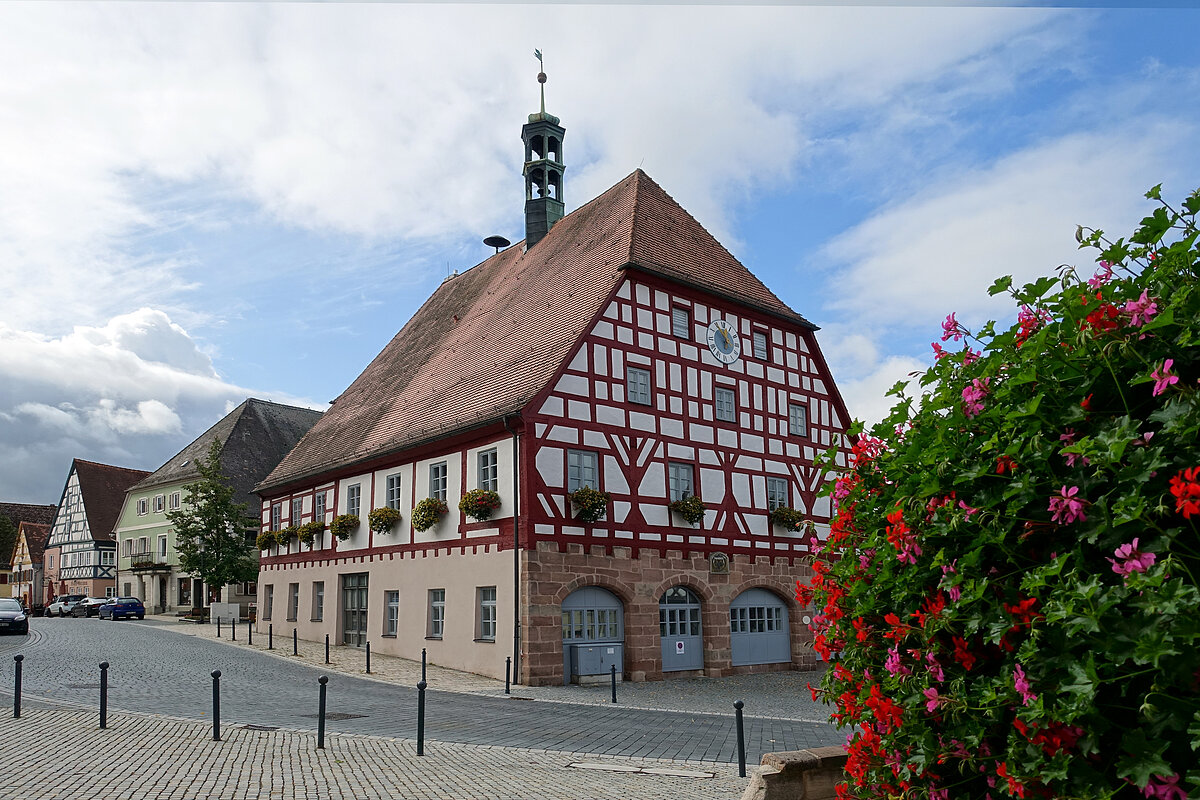 Das Hilpoltsteiner Rathaus im Frühling