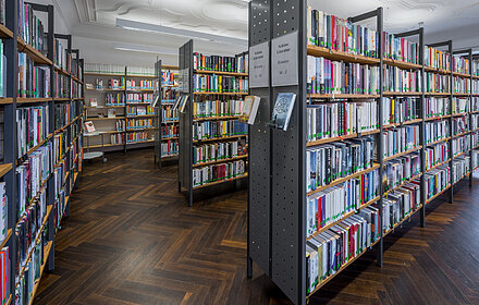 Bücherregale in der Stadtbücherei Hilpoltstein