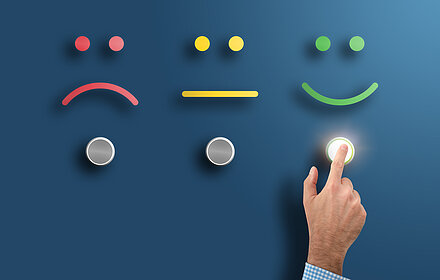 Umfrage mit Smiley-Buttons von traurig bis fröhlich