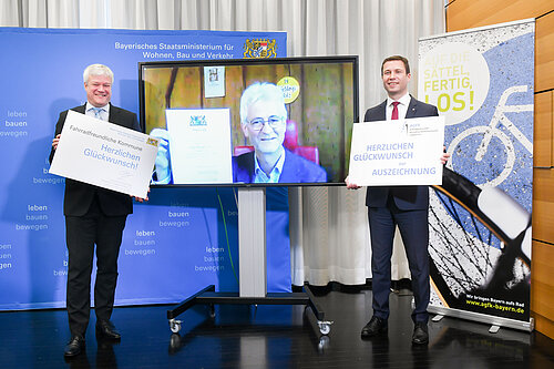 Auszeichnungsveranstaltung AGFK in München; Bürgermeister Markus Mahl nimmt Urkunde entgegen