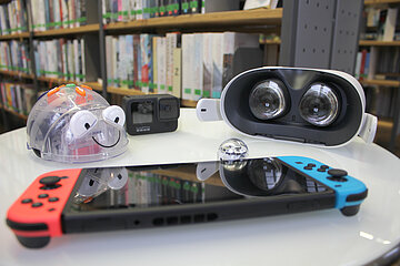 Roboter, Konsolen und VR-Brille in der Bücherei der Dinge Hilpoltstein