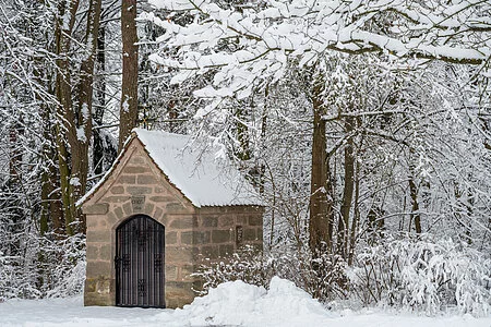 Kleine Kapelle im Hilpoltsteiner Stadtpark im Winter