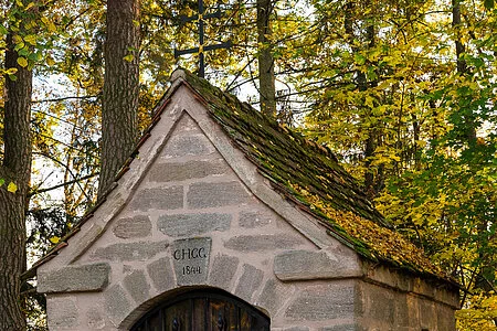 Kleine Kapelle im Hilpoltsteiner Stadtpark im Herbst, Ansicht Giebel von vorne