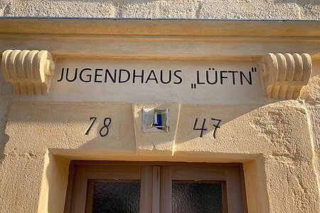 Schriftzug "Jugendhaus Lüftn" und Jahreszahl "1847" über dem Eingang
