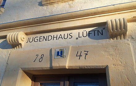 Schriftzug "Jugendhaus Lüftn" und Jahreszahl "1847" über dem Eingang