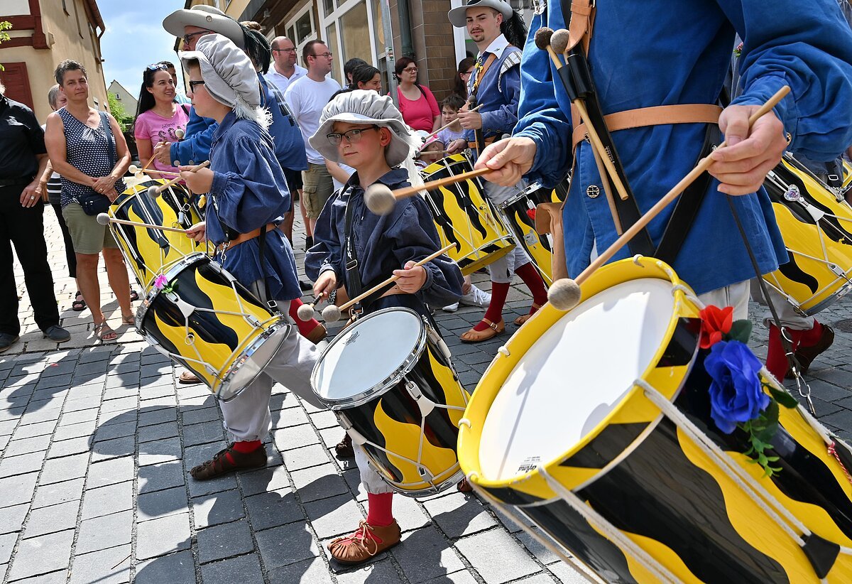 Alljährlich findet im Rahmen des Hilpoltsteiner Burgfests das Festspiel mit dem Einzug der Pfalzgräfin auf dem Marktplatz statt.