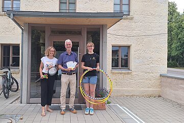 Jugendreferentin Melanie Antretter, Bürgermeister Markus Mahl und Bufdi Mattea Harrer freuen sich über das gelungene Ferienprogramm für den Sommer 2025