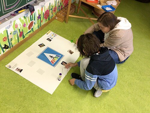 Schülerinnen und Schüler gestalten Plakate und machen in den Gestaltungen ihre Vorstellungen von „Vielfalt“ sichtbar.