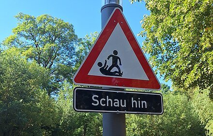 Schilder der Gerechtigkeit | Schau hin