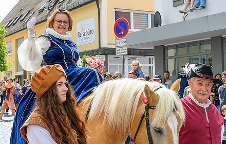 Die Pfalzgräfin reitet auf dem Pferd zum Festzug