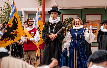 Pfalzgräfin mit Burgfest-Bürgermeister auf der Bühne