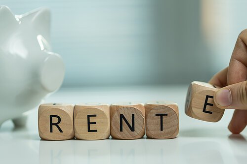 Würfel zeigen das Wort Rente