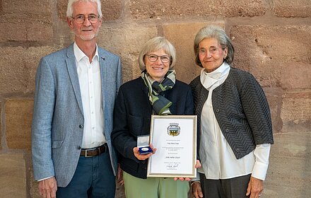 Ehrung Petra Tratz als "Stille Helferin" 2024 Petra Tratz wurde am 09.10.2025 von der Stadt Hilpoltstein als "Stille Helferin" für das Jahr 2024 ausgezeichnet. Die Personen v.l.n.r.: Markus Mahl (Bürgermeister Hilpoltstein), Petra Tratz, Barbara Billmaier (Laudatorin)..Foto: Tobias Tschapka